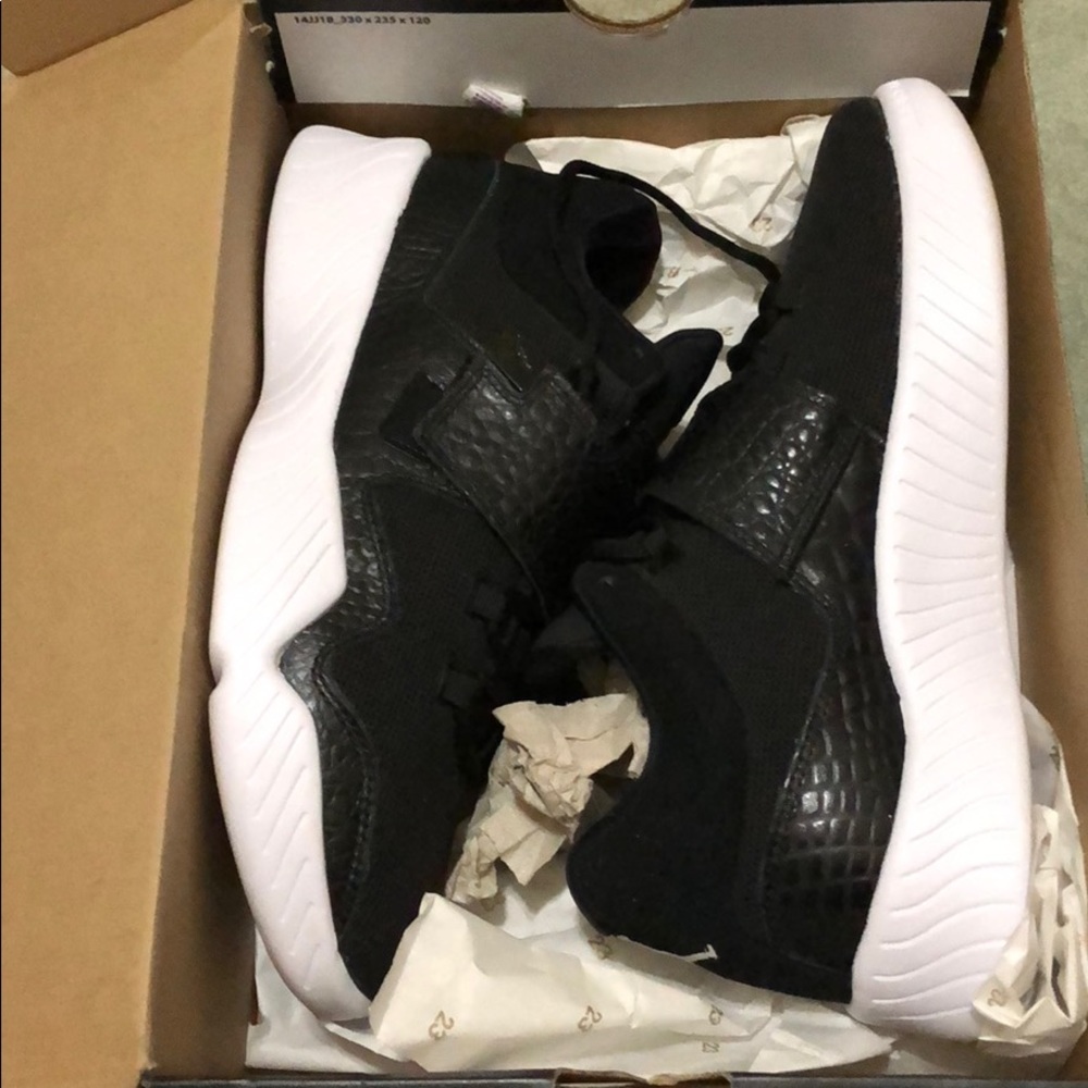 Men's brand new Blk jordans size 9.5